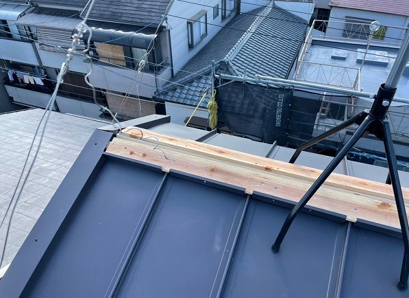 屋根工事　⑥棟板金の設置